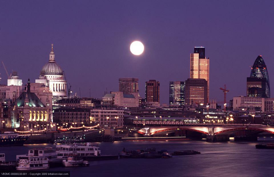 Tour of London and Christmas Day Lunch Cruise - Guide style and onboard service: the big differentiator