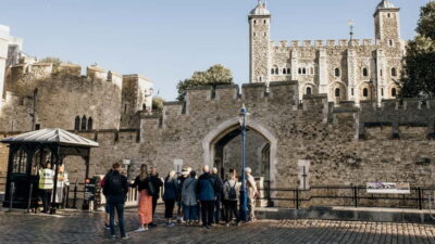 Tower of London Tour with Crown Jewels, plus River Cruise - Jewel House and the Crown Jewels: seeing 23,000 gemstones explained